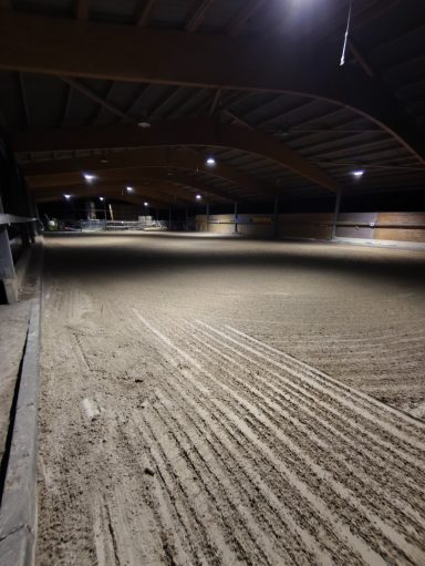 Überdachter Reitplatz