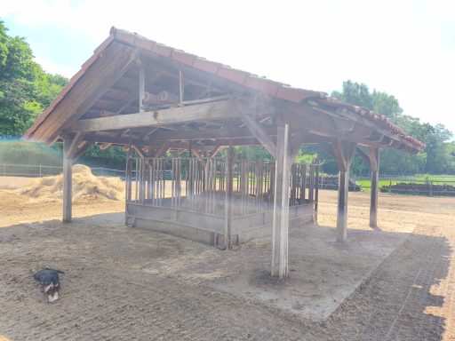 Großzügige Heuraufen